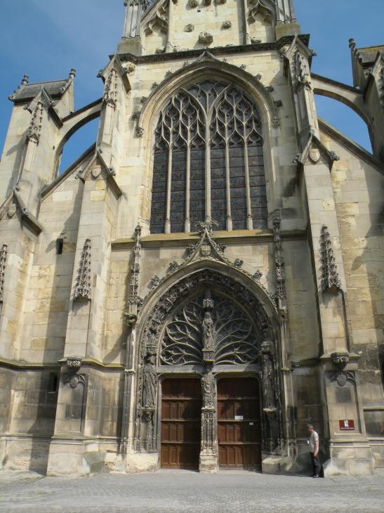  entrée de la basilique Saint-Remi